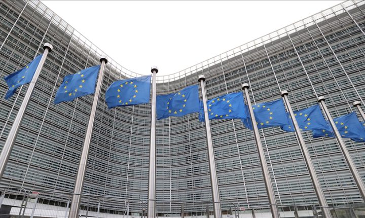 AB: Rejimin düşüşü, Suriye halkına siyasi, ekonomik ve sosyal bir geçişe girme konusunda tarihi fırsat verdi