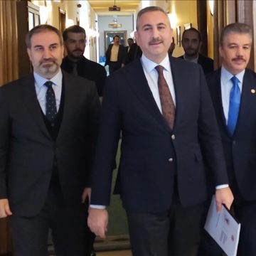 AK Parti, Milli Dayanışma, Kardeşlik ve Demokrasi Komisyonu raporunu TBMM Başkanlığına sundu
