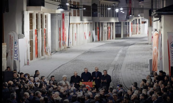 Türkiye Cumhuriyeti Cumhurbaşkanı Erdoğan, Hatay’daki Kurtuluş Caddesi’nin yeniden ışıklandırılması törenine katıldı