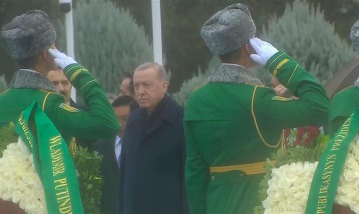 Türkiye Cumhuriyeti Cumhurbaşkanı Erdoğan, Türkmenistan’da Tarafsızlık Anıtı’na çelenk koyma törenine katıldı