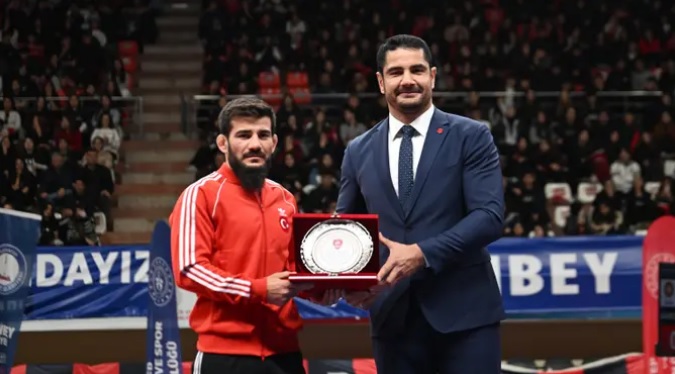 Milli güreşçi Soner Demirtaş kariyerini noktaladı