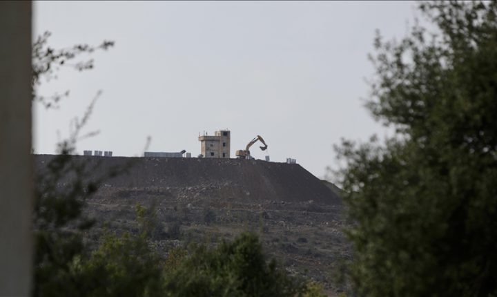 İsrail, işgal altındaki Suriye topraklarında kurduğu üssün yanına sahra hastanesi inşa ediyor