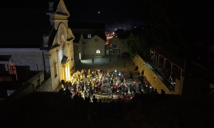 Suriye’nin İdlib ilinde 14 yıl sonra Noel ışıklandırması yapıldı