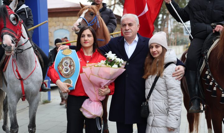 Dünya Şampiyonu Boksör Elif Nur Turhan, Bayburt’ta Coşkuyla Karşılandı