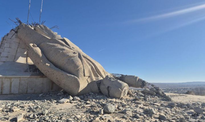 Suriye’de halkın yıktığı Hafız Esad’ın dev heykelinden geriye enkaz kaldı