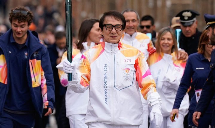 2026 Kış Olimpiyat Oyunları meşalesi, efsane Jackie Chan’in ellerinde.