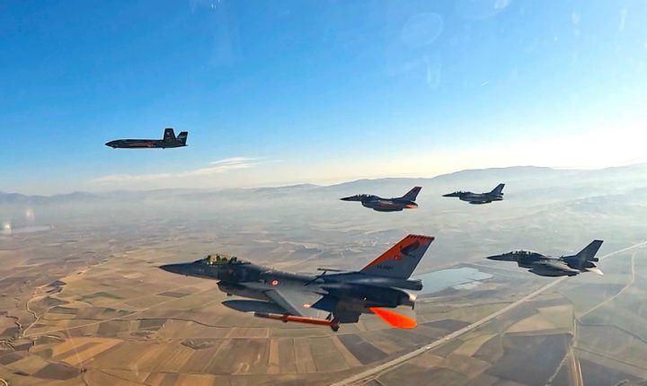 Dünyada İlk Kez İnsansız Bir Savaş Uçağı; KIZILELMA, Hedefteki Bir Uçağı Hava-Hava Füzesiyle Vurdu