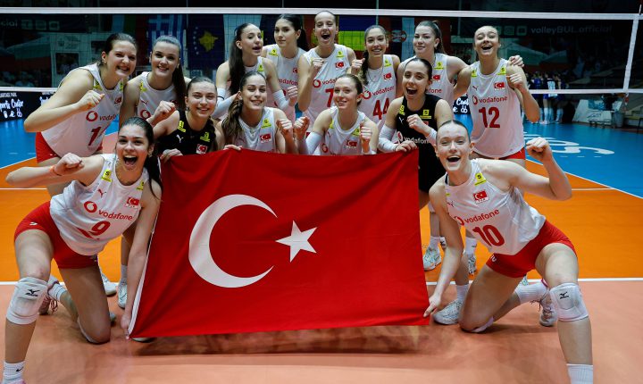 🏐 18 Yaş Altı Kadın Milli Voleybol Takımımız, Avrupa Şampiyonası Elemeleri’nin yarı finalinde Karadağ’ı 3-0 yenerek finale çıktı. 🇹🇷👏