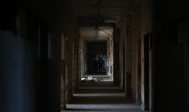 Rakka’daki El-Esved Stadyumu Altında YPG/SDG’ye Ait Tüneller ve Hapishane Bulundu       