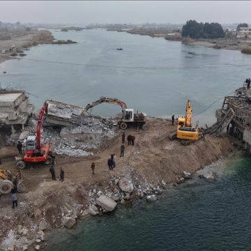 Suriye hükümeti, terör örgütü YPG’nin Rakka’da patlattığı köprüleri tadilata başladı
