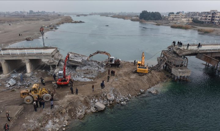 Suriye hükümeti, terör örgütü YPG’nin Rakka’da patlattığı köprüleri tadilata başladı