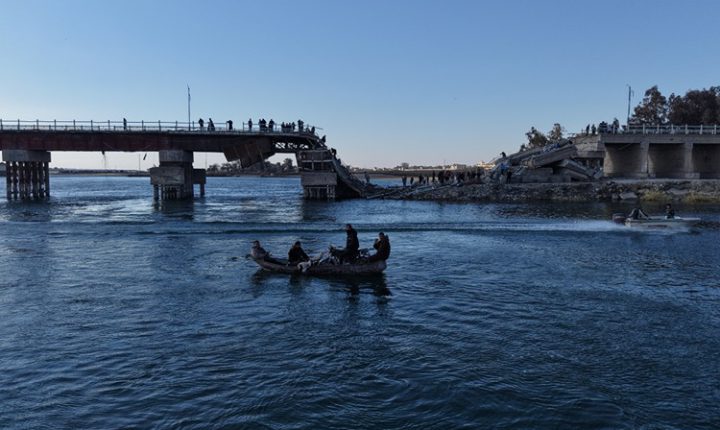 “Rakka’da YPG/SDG’nin Köprüleri Patlatması, Bölge Sakinlerini Ulaşım Zorluğuyla Karşı Karşıya Bıraktı”