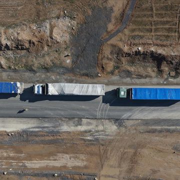 Suriye hükümetinin açtığı insani koridordan Kamışlı’ya yardımlar gönderiliyor