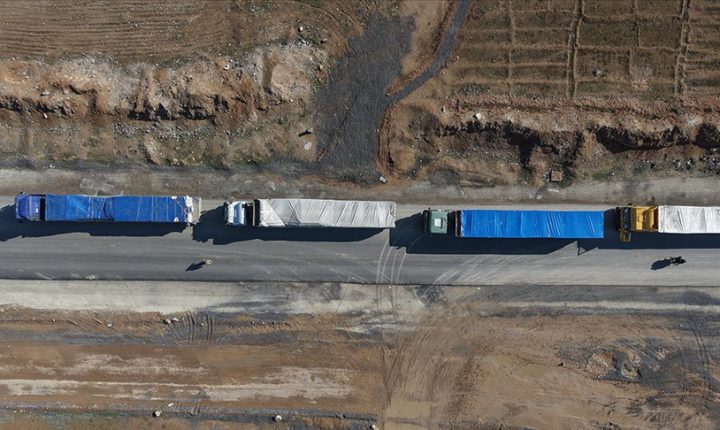 Suriye hükümetinin açtığı insani koridordan Kamışlı’ya yardımlar gönderiliyor