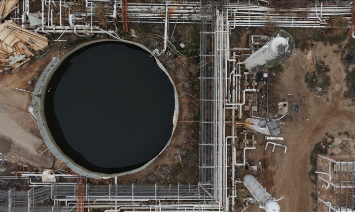 Suriye’de YPG’den kurtarılan bölgelerden çıkarılan petrolün ilk sevkiyatı Banyas’a ulaştı