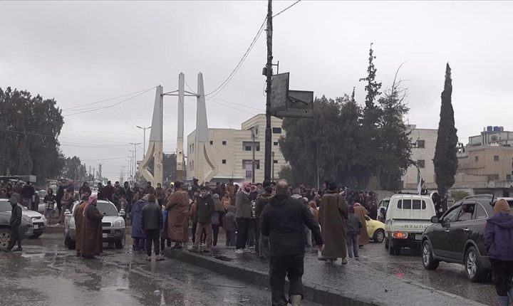 Suriye’nin Tabka kentinde halk, bölgenin terör örgütü YPG/SDG’den kurtarılmasını kutladı