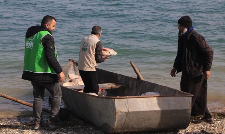 Terör örgütü YPG’nin İşgali Altındaki Aynularab’a Tekneyle Yardım Ulaştırıldı