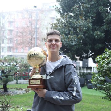 📸 2022–2023 sezonunda İtalya Kadınlar Voleybol Ligi’nin en skorer oyuncusu seçilen milli sporcumuz Ebrar Karakurt, ödülünü aldı.