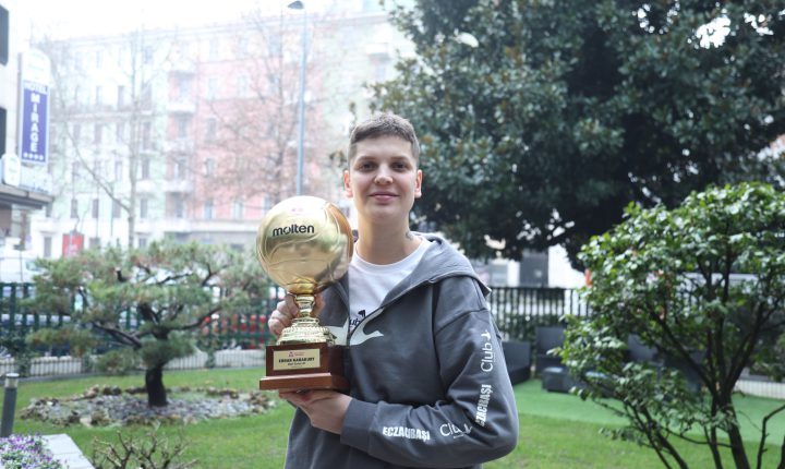 📸 2022–2023 sezonunda İtalya Kadınlar Voleybol Ligi’nin en skorer oyuncusu seçilen milli sporcumuz Ebrar Karakurt, ödülünü aldı.