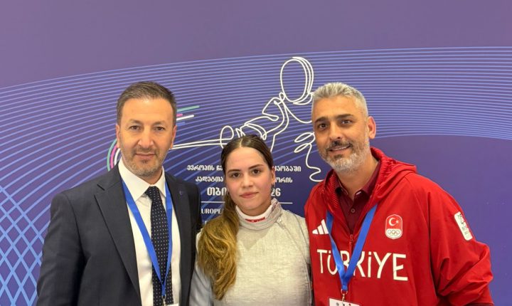 🤺 Milli eskrimci, Gürcistan’da düzenlenen Avrupa Yıldızlar Şampiyonası’nda flöre branşında şampiyon oldu!