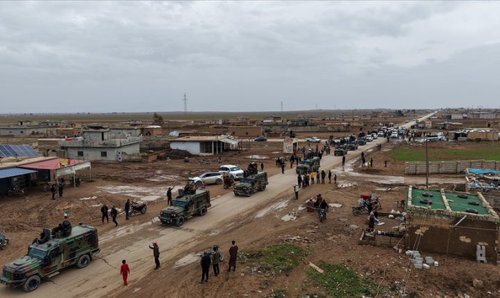 Suriye ordusu, YPG ile varılan mutabakat kapsamında Haseke kenti çevresinden çekilmeye başladı