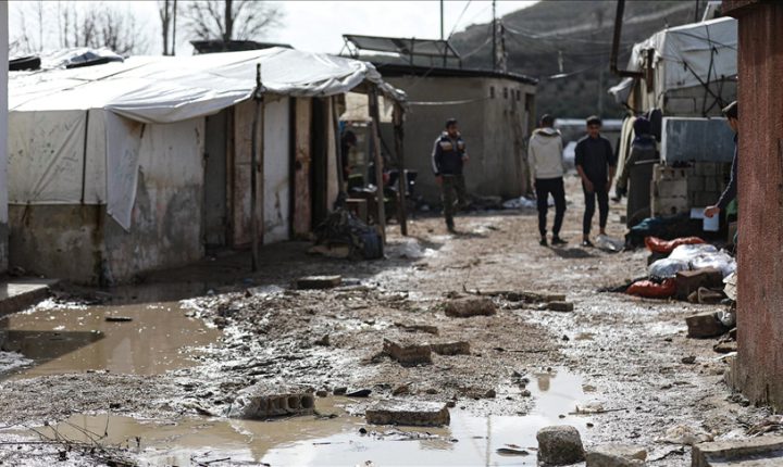 İdlib’de şiddetli yağış: 6 kamptan 173 aile tahliye edildi