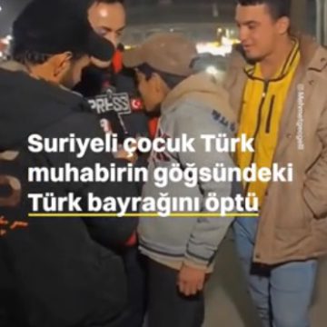 Suriyeli çocuk Türk muhabirin göğsündeki Türk bayrağını öptü