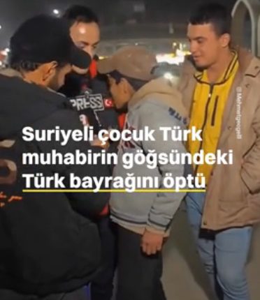 Suriyeli çocuk Türk muhabirin göğsündeki Türk bayrağını öptü