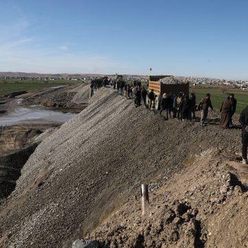 YPG’nin Aynularab’ın Şuyuk beldesinde patlattığı köprüyü halk kendi imkanlarıyla onarıyor