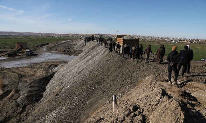 YPG’nin Aynularab’ın Şuyuk beldesinde patlattığı köprüyü halk kendi imkanlarıyla onarıyor