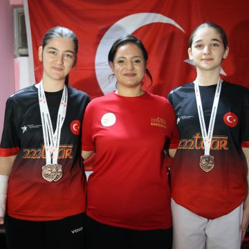 🥋 İşitme engelli Beren Su ile Selen Naz Ulus, tekvandoda milli takıma seçilerek ay yıldızlı formayla Türkiye’yi temsil etmeyi amaçlıyor.