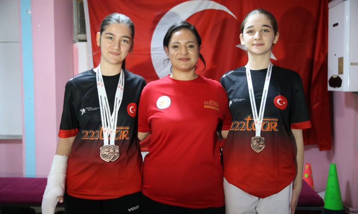 🥋 İşitme engelli Beren Su ile Selen Naz Ulus, tekvandoda milli takıma seçilerek ay yıldızlı formayla Türkiye’yi temsil etmeyi amaçlıyor.