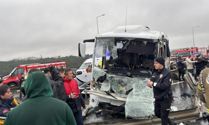 Kuzey Marmara Otoyolu’nda kaza: 1 polis şehit, 16 polis yaralı