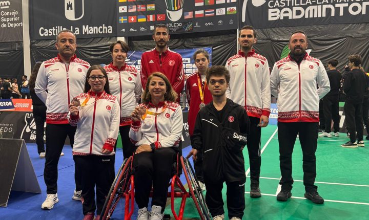 🏸 Uluslararası İspanya Para Badminton Turnuvası’nda mücadele eden milli sporcular, 3️⃣ madalya kazandı. 👏