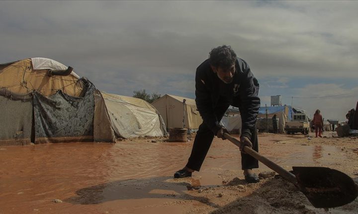 Halep’in kuzeyinde sel nedeniyle sığınmacıların kampları su altında kaldı