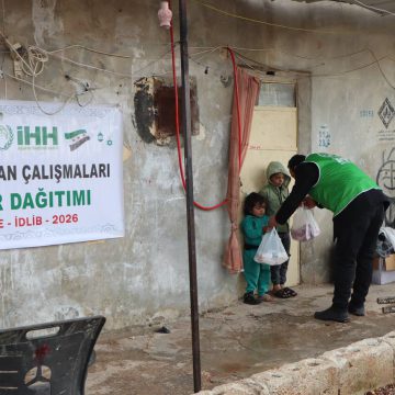 🌙 Ramazan Kardeşliğe Çağrı: İdlib’de Yetim ve İhtiyaç Sahiplerine İftar Paketi Dağıtımı Devam Ediyor