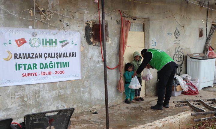 🌙 Ramazan Kardeşliğe Çağrı: İdlib’de Yetim ve İhtiyaç Sahiplerine İftar Paketi Dağıtımı Devam Ediyor