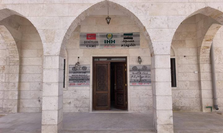 Siccu Köyü’nde Şehitler Camii Bayram Namazıyla Açıldı