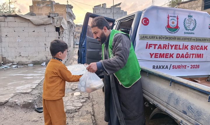 Türkiye Cumhuriyeti Merkezli İHH Yardım Vakfı, Rakka’da İhtiyaç Sahibi Ailelere İftar Dağıttı