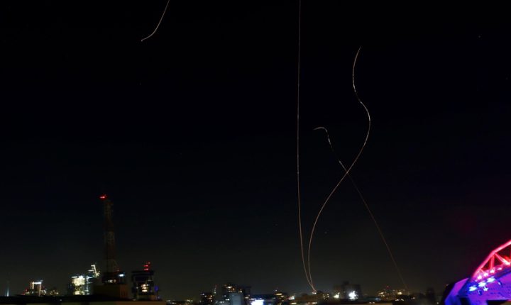 İran, İsrail’in kuzeyini hedef alan bir saldırı dalgası düzenledi