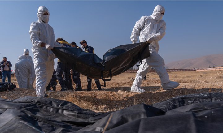 Suriye’de Devrik Rejimin Karargahı Yakınlarında Toplu Mezar Bulundu