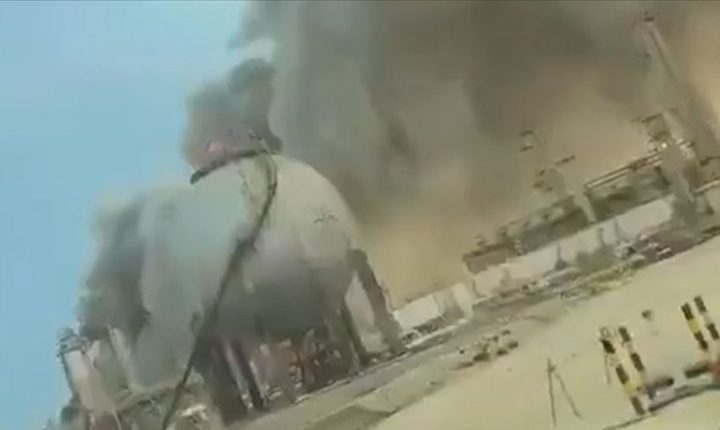 Suudi Arabistan’daki Ras Tanura’daki Suudi Aramco tesislerinde İHA saldırısı sonrası yangın çıktı