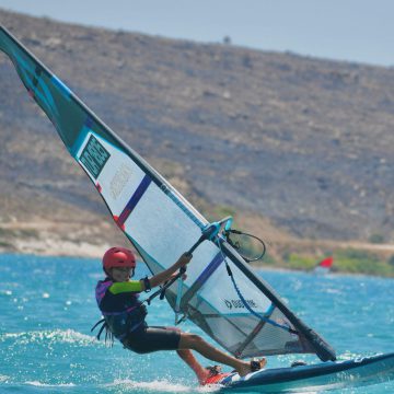 🏄‍♂️ Rüzgar sörfünün önemli isimlerinden Çağla Kubat ve eski olimpik sporcu olan eşi Jimmy Diaz’ın kızları Selin, ailesinin izinden gidiyor
