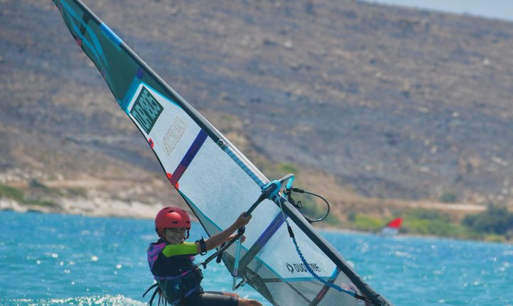 🏄‍♂️ Rüzgar sörfünün önemli isimlerinden Çağla Kubat ve eski olimpik sporcu olan eşi Jimmy Diaz’ın kızları Selin, ailesinin izinden gidiyor