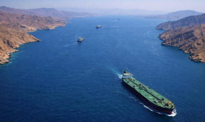 ABD-İran Ateşkesi Sonrası Hürmüz Boğazı’ndan İlk Gemiler Geçti