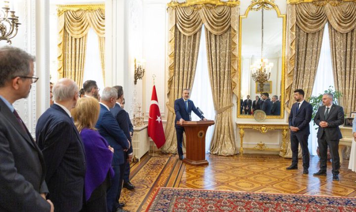 Türkiye Cumhuriyeti Dışişleri Bakanı Fidan, Londra’da Türk iş insanlarıyla görüştü