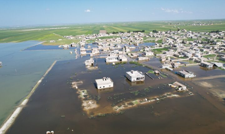 Suriye’nin İdlib vilayetinde sel nedeniyle bazı evler ve tarım arazileri su altında kaldı