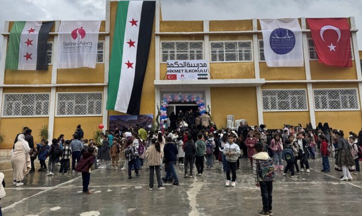 İdlib’te savaşta zarar gören okulda Türkiye Cumhuriyeti ‘nin desteğiyle yeniden eğitim başladı
