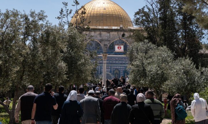 Filistinliler, İsrail’in Kısıtlamalarına Rağmen Mescid-i Aksa’ya Akın Etti