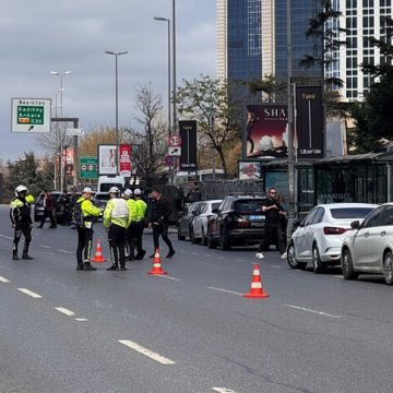 İstanbul’da polislerle silahlı çatışmaya giren 3 terörist etkisiz hale getirildi